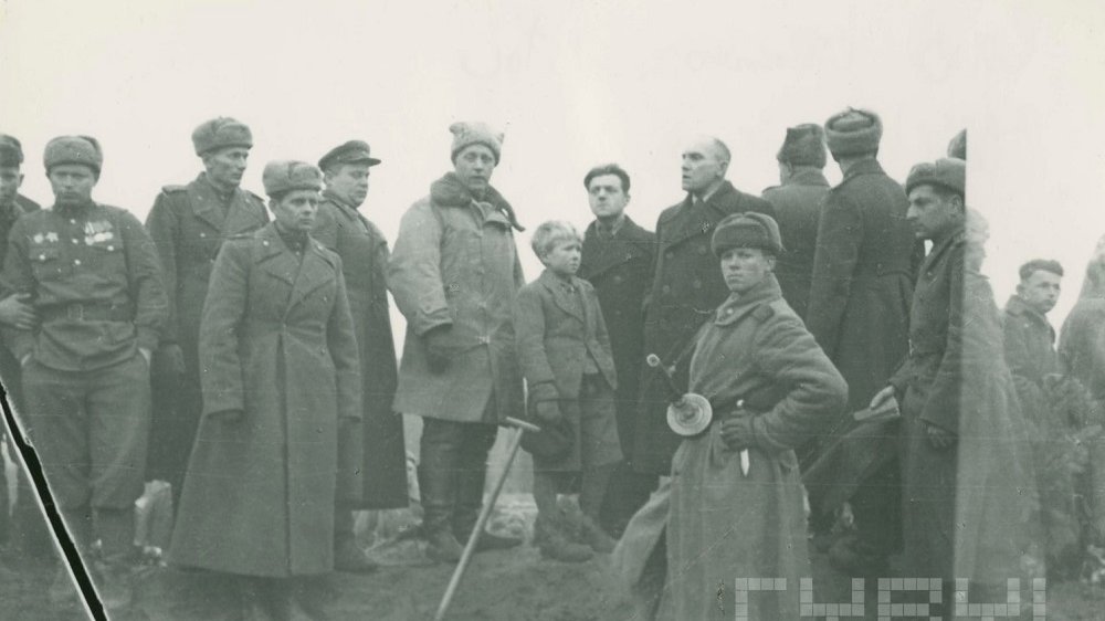 Prezydent Poznania Feliks Maciejewski w czasie pogrzebu czerwonoarmistów na pl. Mickiewicza, 24 lutego 1945 r. Fot. Zbigniew Zielonacki / cyryl.poznan.pl