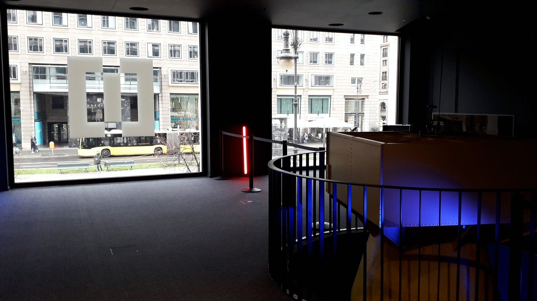 Widok na ulicę Unter den Linden, po prawej replika bomby atomowej Fat Man