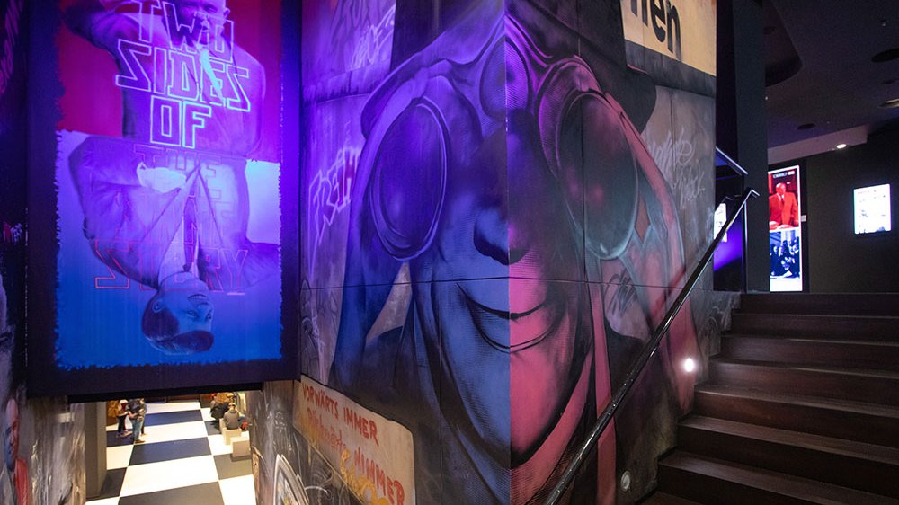 Wnętrze muzeum z graffiti w klimacie szpiegowskim