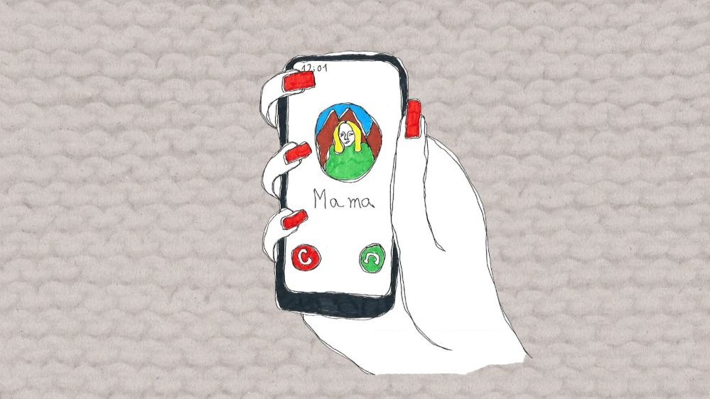 Zdjęcie przedstawia animowany obraz ręki trzymającej telefon komórkowy z napisem "Mama" na wyświetlaczu. Osoba trzymająca telefon ma pomalowane na czerwono paznokcie.