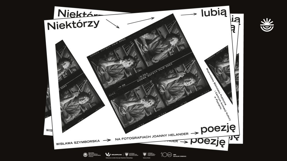 Plakat informuje o wystawie fotografii Szymborskiej. Przedstawia kolaż kilku czarno-białych zdjęć, na których Wisława Szymborska pije kawę i pali papierosa. - grafika artykułu