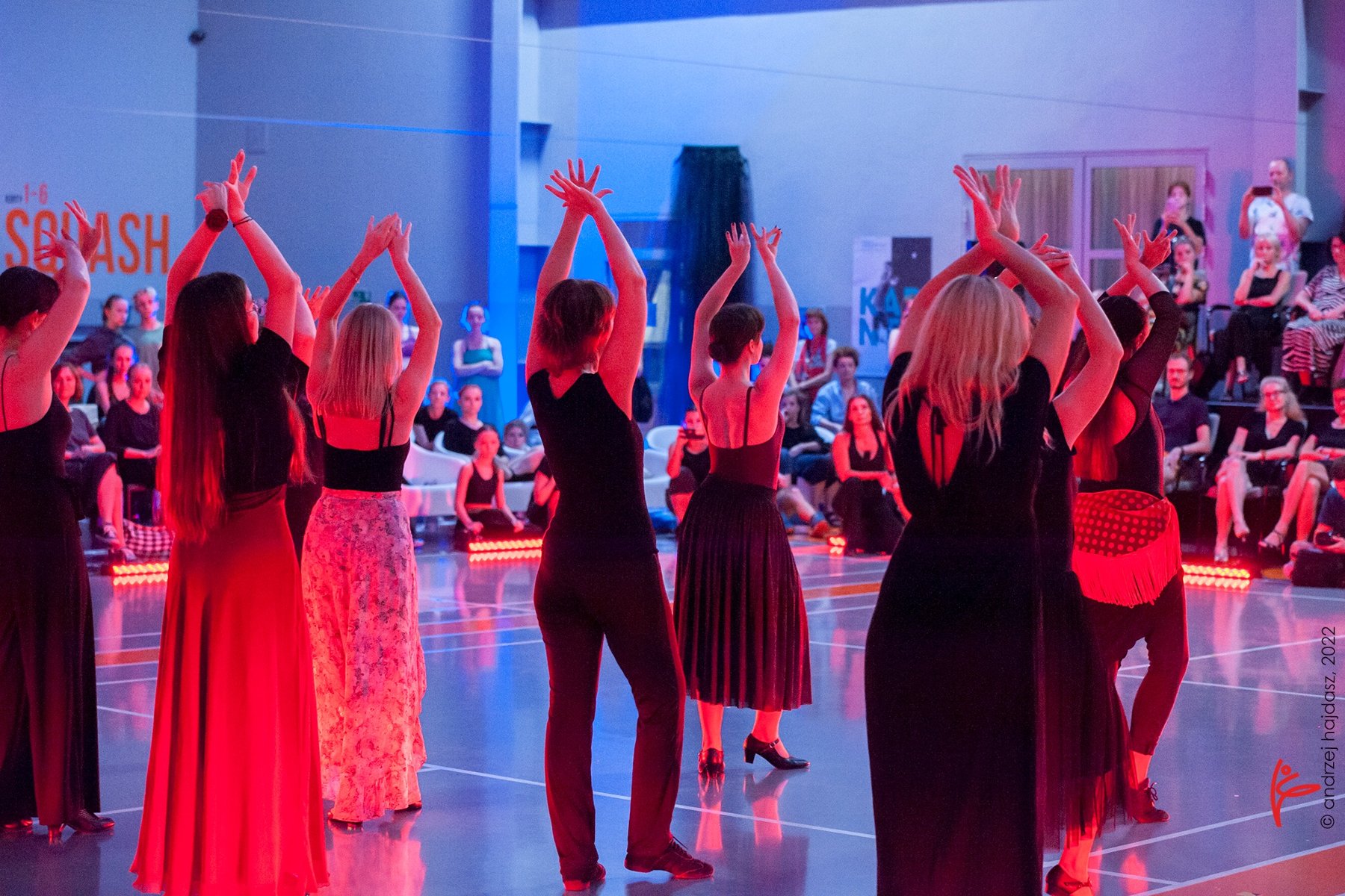 Grupa różnorodnie ubranych tancerek tańca nowoczesnego przezentuje swoje umiejętności przed publicznością - grafika artykułu