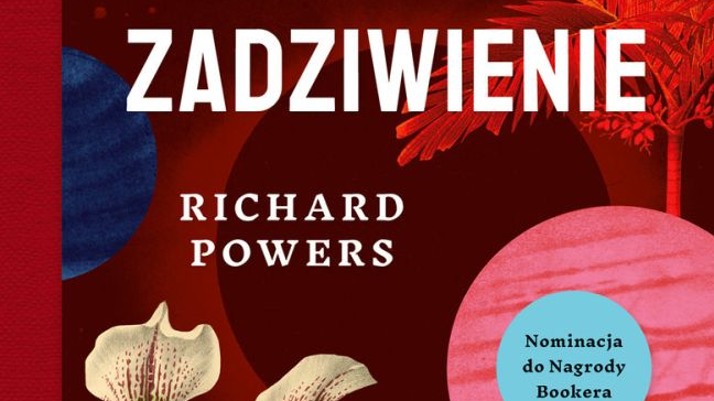 Utrzymana w czerwonej tonacji okładka książki z tytułem oraz imieniem i nazwiskiem autora w kolorze białym. Z obecnych na okładce motywów mamy m.in. Księżyc, palmę i storczyki.