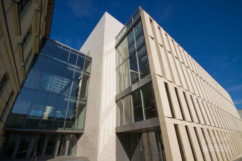 Budynek nowej części Biblioteki Raczyńskich sfotografowany z perspektywy żaby. U góry zdjęcia niebieskie, bezchmurne niebo. - grafika artykułu