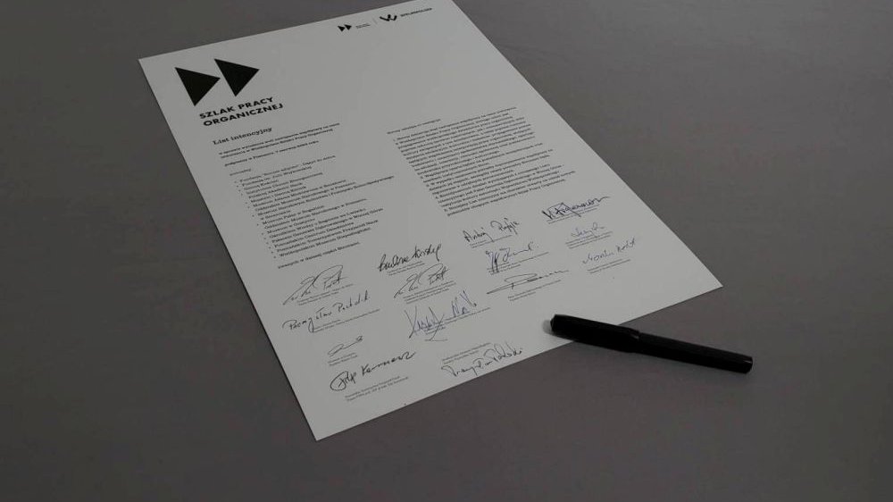 Zapisana karta papierowa z nadtytułem Szlak Pracy Organicznej, poniżej treść listu intencyjnego oraz podpisy 14 osób