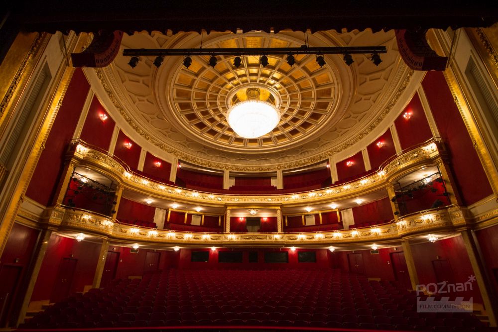 Rozświetlana sala w Teatrze Wielkim, dominują kolory złoto-czerwone, widać balkony, loże, widownię. - grafika artykułu
