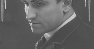 Czarno-biała fotografia portretowa elegancko ubranego mężczyzny o zamyślonym wyrazie twarzy.
