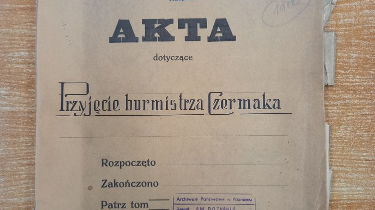 Pożółkły, staroświecki dokument, "Akta dotyczące przyjęcia burmistrza Cermaka".