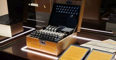 Widok maszyny szyfrującej Enigma z oddali.