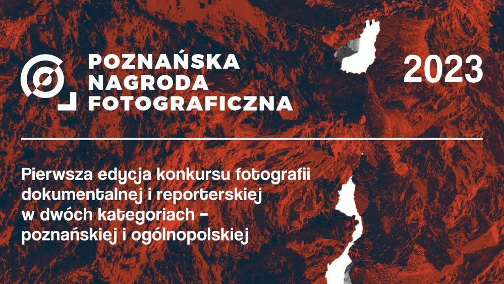 Baner reklamowy Poznańskiej Nagrody Fotograficznej przedstawiający białe napisy z datą, nazwą nagrody i logo na tle czerwonej struktury przypominającej skały. - grafika artykułu