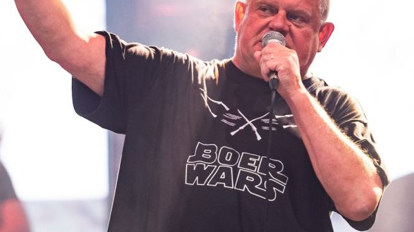 Kazik Staszewski na scenie, ma na sobie czarną koszulkę.