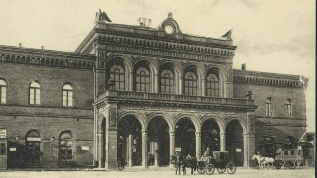 Pocztówka, na której znajduje się XIX-wieczny budynek.