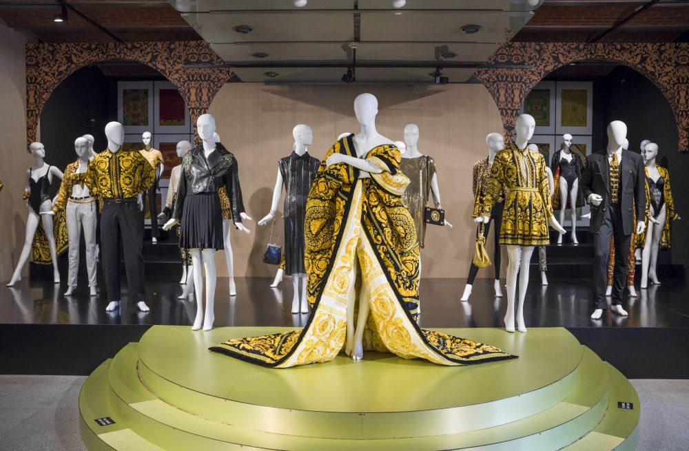 Manekiny w czarno-żółtych projektach domu mody Versace. - grafika artykułu
