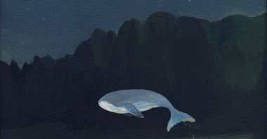 Namalowany obrazek. Łąka nocą, rozgwieżdżone niebo, księżyc w pełni, gęsty las w oddali, a nad samą łąką unosi się niebieski wieloryb.
