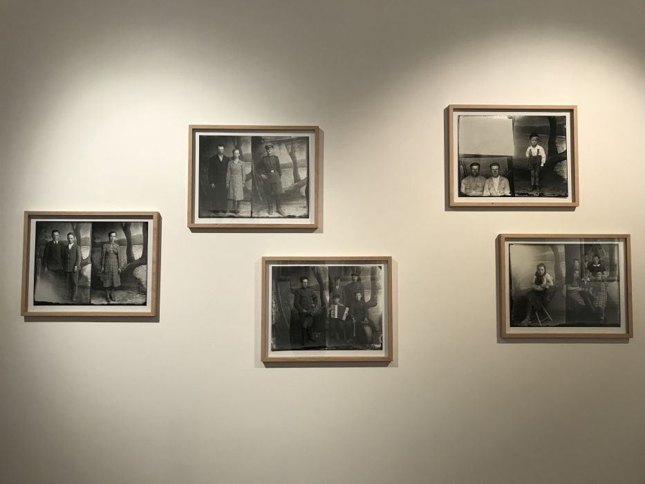 Pięć fotografii portretowych w ramach, które wiszą na ścianach. - grafika artykułu
