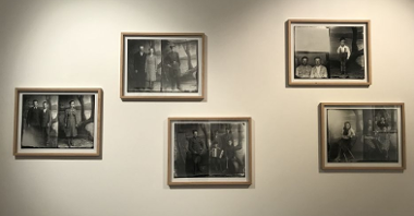 Pięć fotografii portretowych w ramach, które wiszą na ścianach.