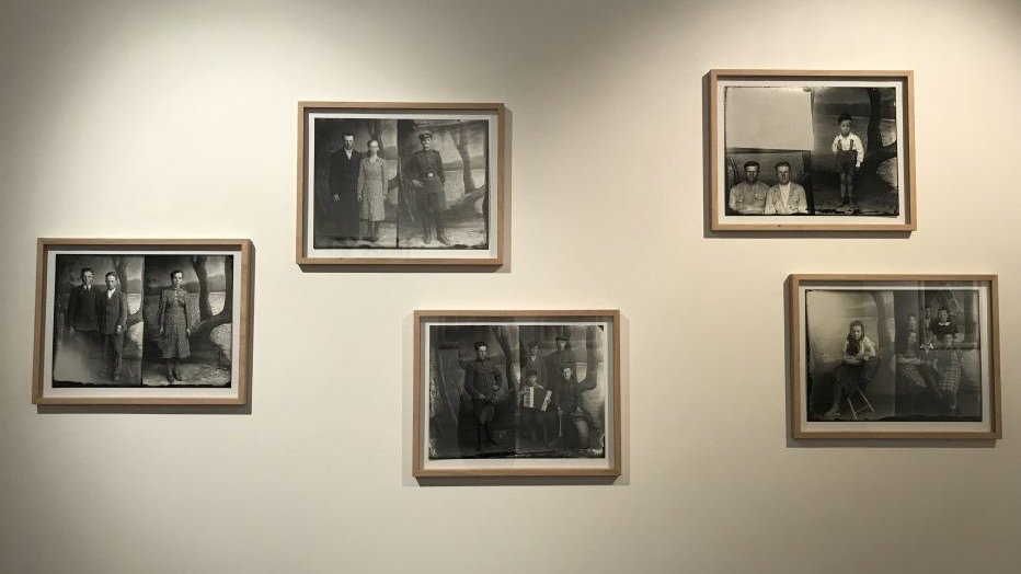 Pięć fotografii portretowych w ramach, które wiszą na ścianach.