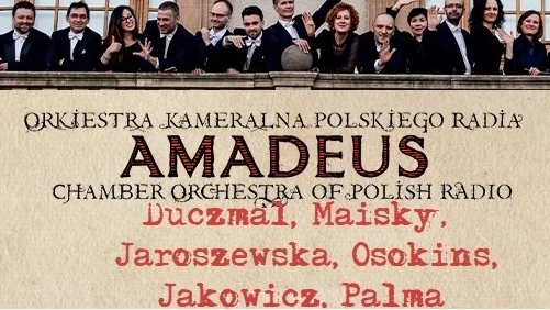 Plakat promujący koncert. Na górze członkowie orkiestry na balkonie, machają.