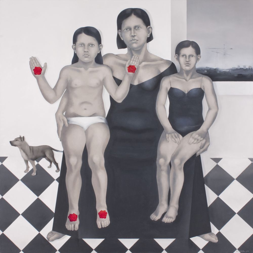 Czarno-biało-szary obraz z czerwonymi akcentami. Przedstawia kobietę w czarnej sukni z siedzącymi na jej kolanach dziewczynkami. - grafika artykułu