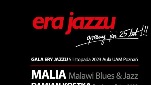Czarny plakat wydarzenia z napisami w kolorach białym i czerwonym i czarno-białym wizerunkiem gwiazdy wieczoru.