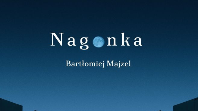 Granatowo-czarna okładka książki z graficznym rysunkiem dwóch wieżowców. W tytuł wpleciony motyw księżyca w pełni.