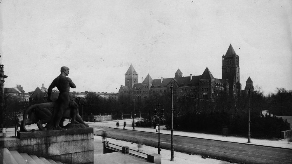 Czarno-biała fotografia widoku na miasto ze schodów Teatru Wielkiego w Poznaniu. - grafika artykułu