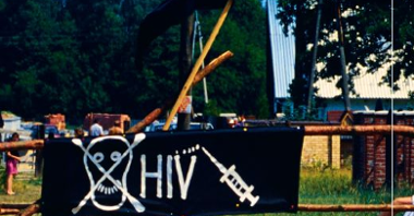Okładka, na której widać chłopców grających bestrosko w piłkę, na płocie wisi czarny plakat z napisem "HIV" oraz narysowaną czaszką i strzykawką.