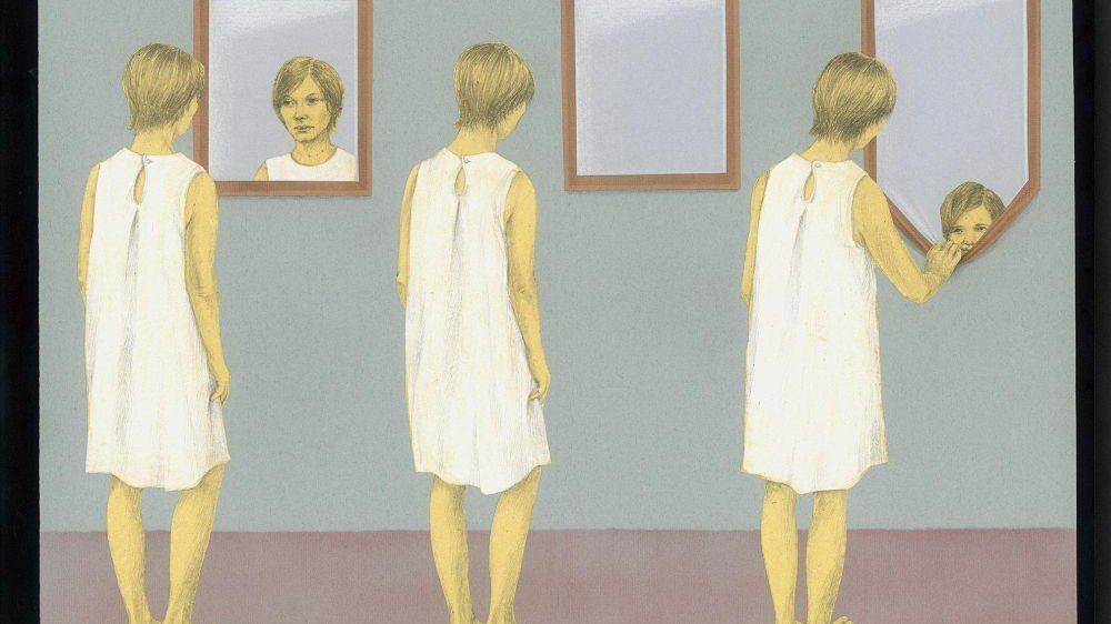 Ilustracja przedstawiająca trzy identyczne postaci kobiece w białej koszuli nocnej stojące przed trzema lustrami.