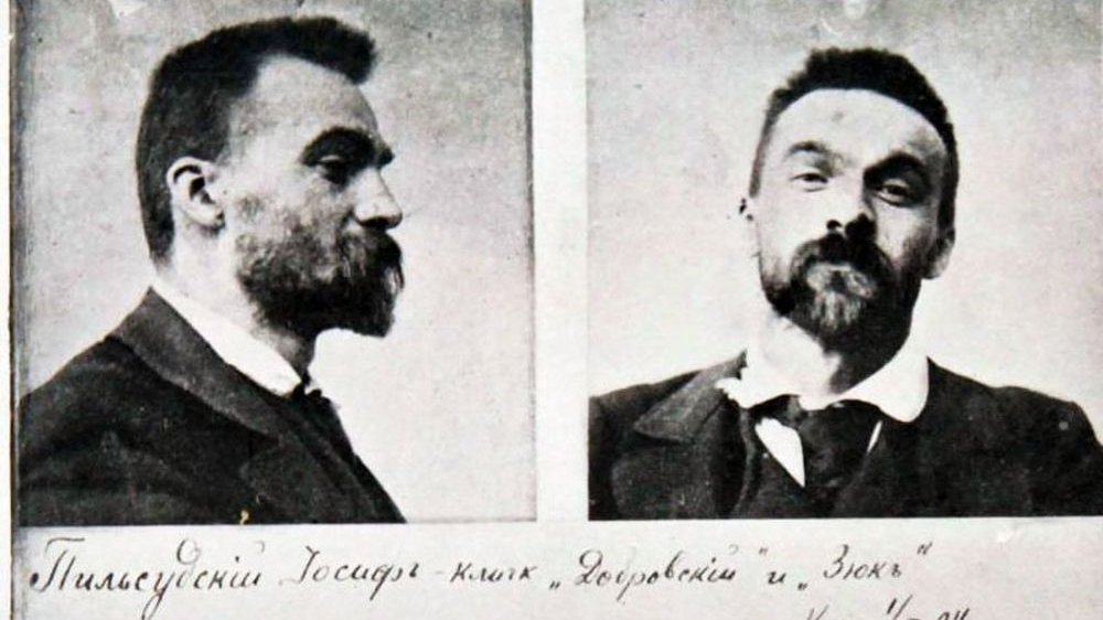 Podwójna fotografia policyjna młodego Piłsudskiego z podpisem w cyrylicy.