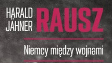 Dwie osoby na czarno-białym zdjęciu. Siedzą w ogrodzie, na jednym krześle, stykają się papierosami trzymanymi w ustach.