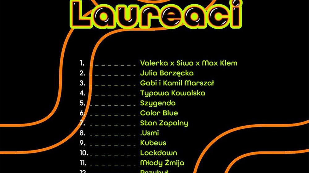 Kolorowa, wypunktowana lista artystów laureatów na czarnym tle.