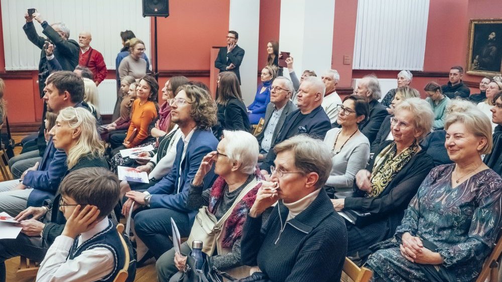 Publiczność zasłuchana w koncercie.