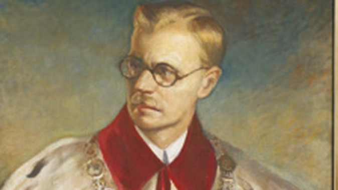 Olejny obraz mężczyzny w okularach odzianego w czerwoną togę rektorską z kołnierzem z gronostajów. W ręku trzyma złote berło.