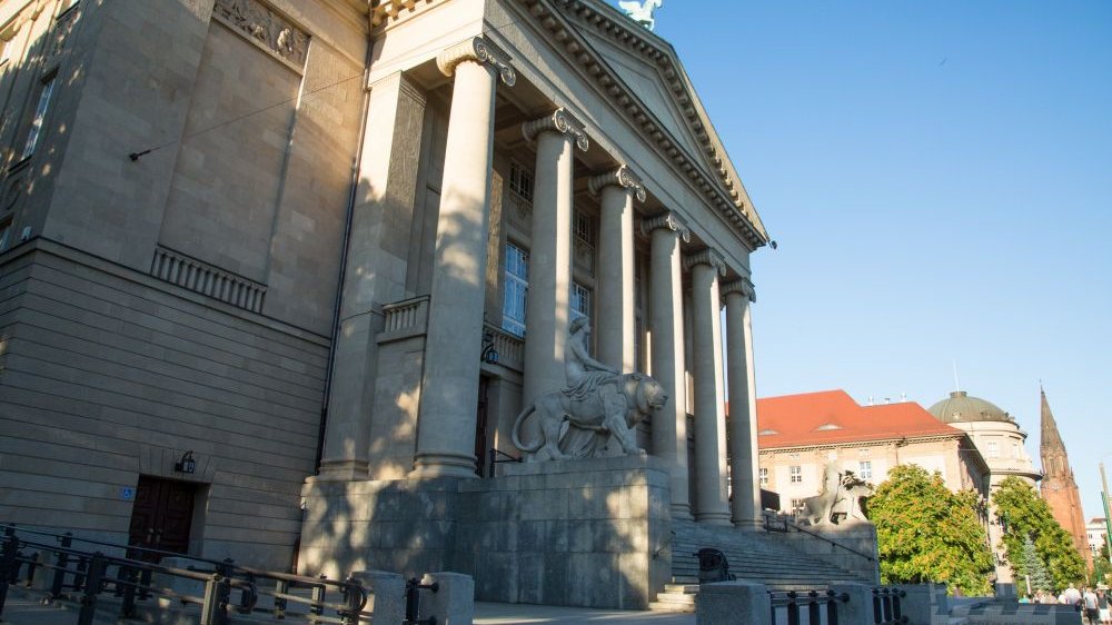 Budynek z boku, uchwycone zostały schody wraz z posągami oraz stojące po sąsiedzku collegium maius.