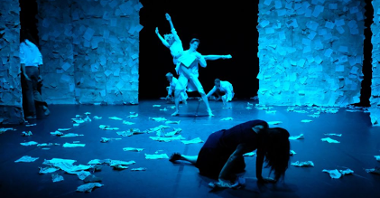Scena jest pokrywa wyrwanymi kartkami lub listami, oświetla ją niebieskie światło. Jest na niej klęcząca dziewczyna w czarnej sukience oraz ubrani na biało tancerze.