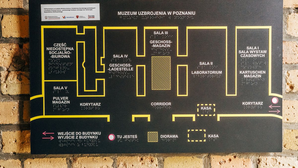 Mapa pomieszczeń z ich funkcjami zapisanymi po niemiecku i wypukłymi kropeczkami