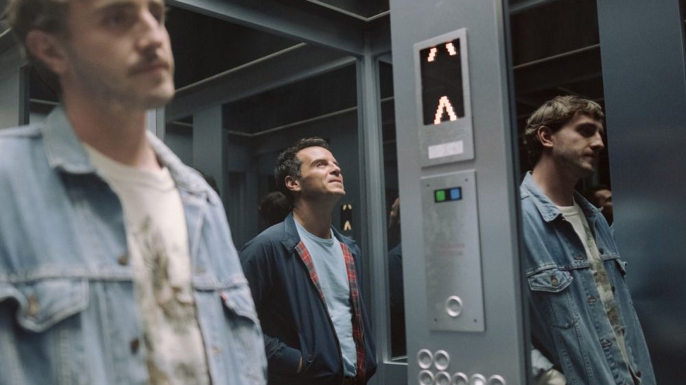 Dwóch młodych mężczyzn jedzie windą, nie patrzą na siebie. - grafika artykułu