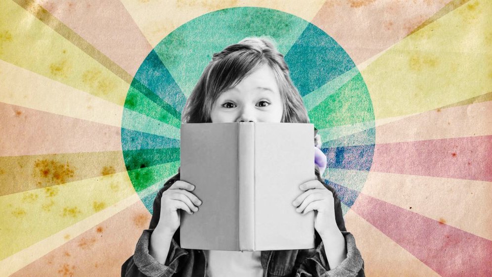 Czarno-biała postać dziewczynki zasłaniającej twarz książką na tle kolorowego koła i wychodzących z jego środka promieni.
