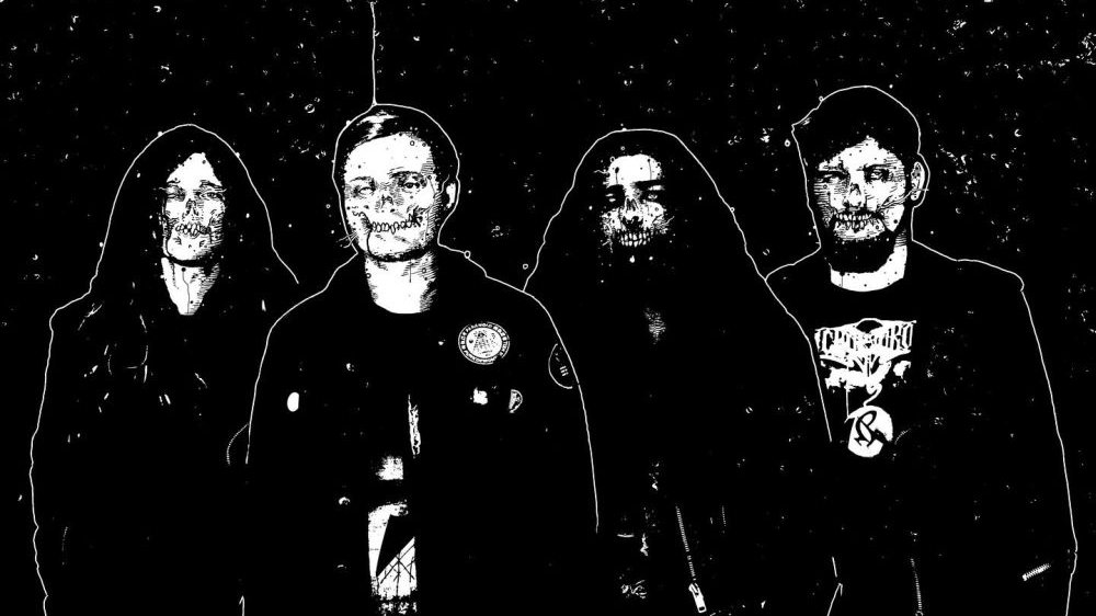 Czarno-biała grafika przedstawiająca członków zespołu w makijażu przypominającym trupie czaszki.