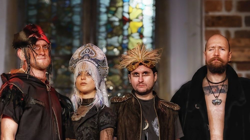 Czteroosobowy skład zespołu - trzech mężczyzn i jedna kobieta. Wszyscy ubrani w charakterystyczne stroje i nakrycia głowy ozdobione piórami, frędzlami.