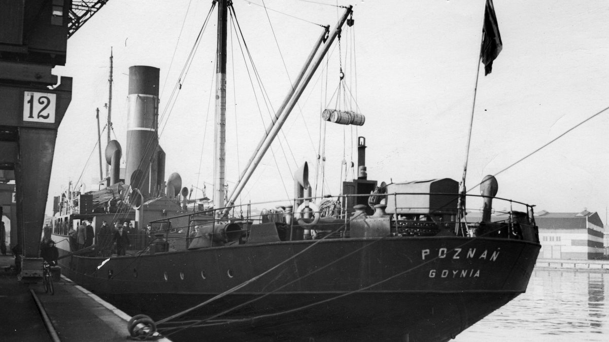 Zdjęcie statku od strony rufy, z tyłu nazwa Poznań i port macierzysty: Gdynia.