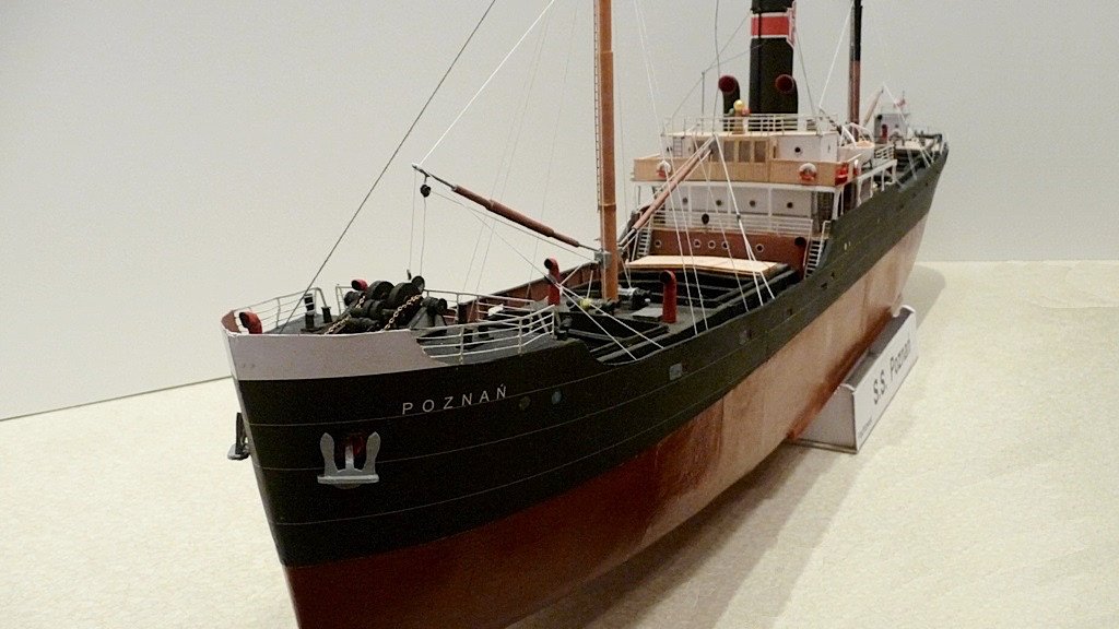 Model statku od przodu, widać czarny kadłub, nadbudówki, maszty i olinowanie, w tylnej części komin.