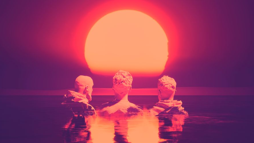 Trzej mężczyźni tyłem. Są zanurzeni w wodzie aż do ramion. Patrzą na duże, okrągłe słońce, otoczeni czerwono-pomarańczową, rozmytą poświatą.