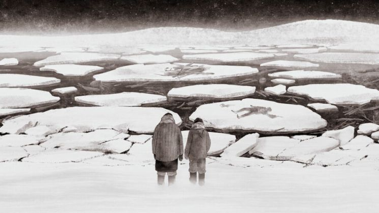 Para ubrana w ciepłe, zimowe ubrania stoi nad brzegiem skutej lodem rzeki. Po rzece dryfują kry, na jednej z nich leży ciało.