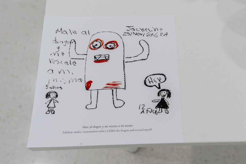 Przypominający dziecięcy rysunek obrazek z wizerunkiem dwóch malych dziewczynek i stworka. Pomiędzy postaciami napisy. - grafika artykułu