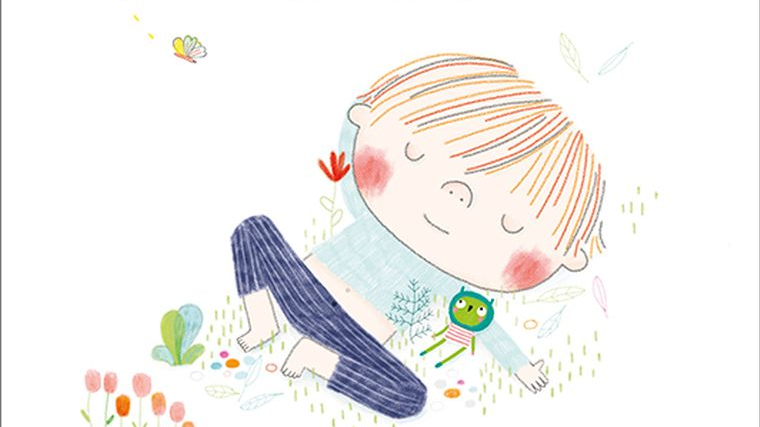 Biała okładka książki z rysunkiem dziecka śpiącego na trawie ze swoją przytulanką.