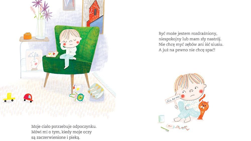 Rozkładówka książki. Na obrazku między innymi chłopiec siedzący na zielonym fotelu w otoczeniu zabawek.