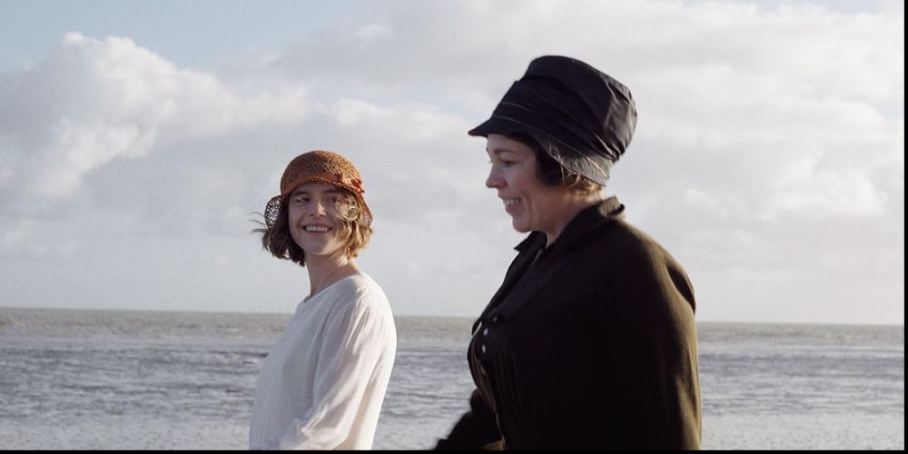Dwie kobiety w kapeluszach, młodsza i starsza, spacerują brzegiem morza. - grafika artykułu