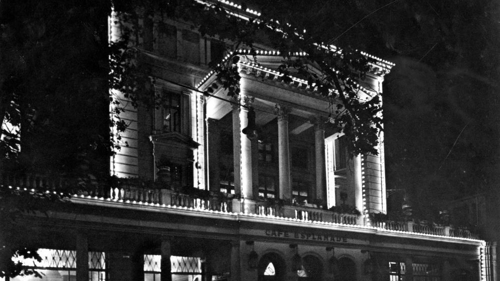 Budynek Arkadii widoczny od strony placu Wolności, oświetlony przez zawieszone na jego krawędziach żarówki.