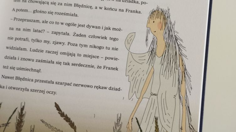 Zapisana tekstem strona książki z ilustracją dziewczyny stojącej w polu zboża.